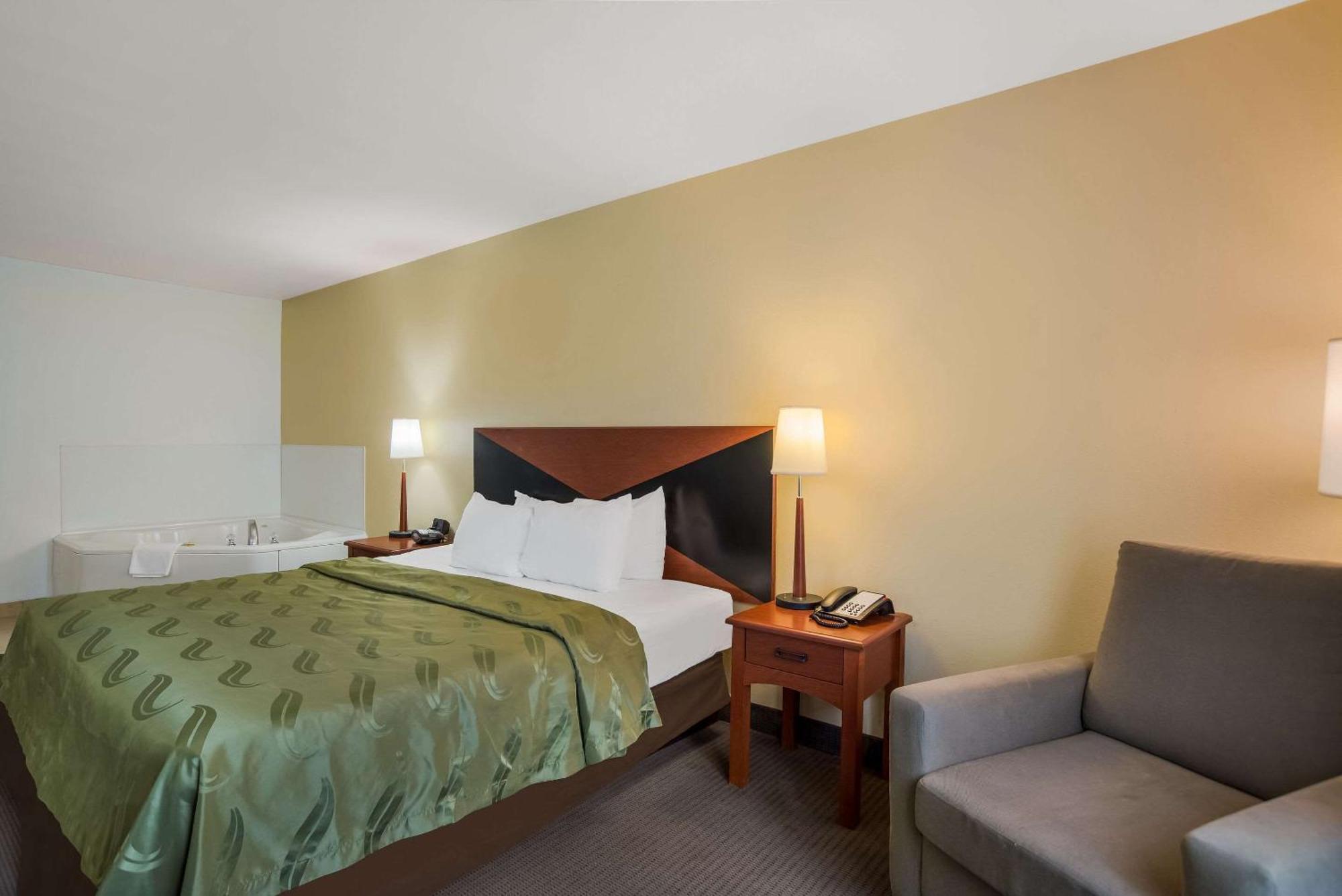 Quality Inn & Suites Чемберсберг Экстерьер фото